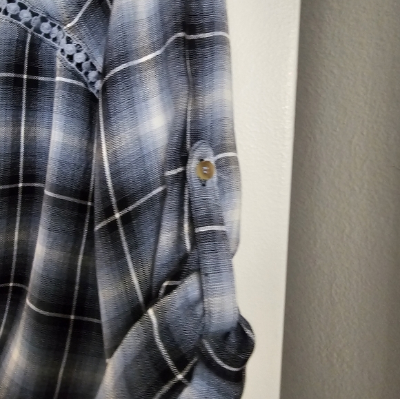 American rag Juniors crochet trim tie front! Size med! Worn twice! - Picture 6 of 13